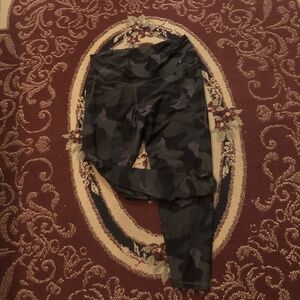 Old Navy Active size large camouflage leggings, soft and comfortable for workout